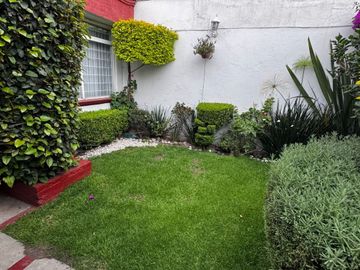 Casa Familiar en Calle Cerrada – ¡Privacidad y Conectividad!