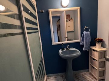 Casa Familiar en Calle Cerrada – ¡Privacidad y Conectividad!