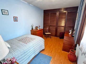 Casa Familiar en Calle Cerrada – ¡Privacidad y Conectividad!
