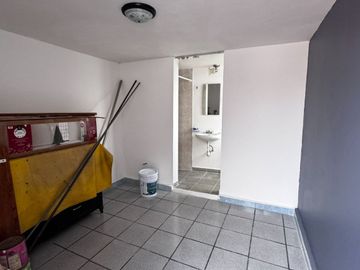 Casa Familiar en Calle Cerrada – ¡Privacidad y Conectividad!