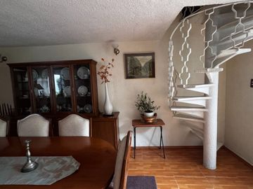 Casa Familiar en Calle Cerrada – ¡Privacidad y Conectividad!