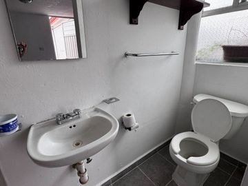 Casa Familiar en Calle Cerrada – ¡Privacidad y Conectividad!