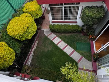 Casa Familiar en Calle Cerrada – ¡Privacidad y Conectividad!