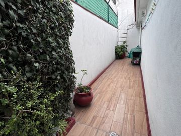 Casa Familiar en Calle Cerrada – ¡Privacidad y Conectividad!