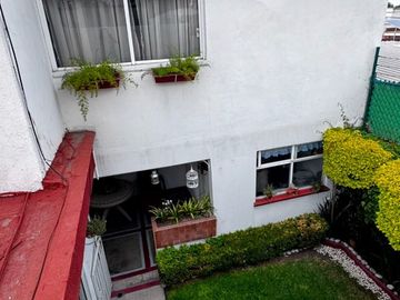 Casa Familiar en Calle Cerrada – ¡Privacidad y Conectividad!