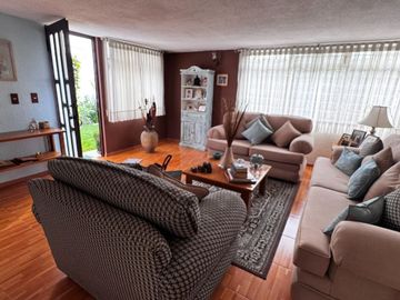 Casa Familiar en Calle Cerrada – ¡Privacidad y Conectividad!