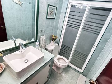 Casa Familiar en Calle Cerrada – ¡Privacidad y Conectividad!