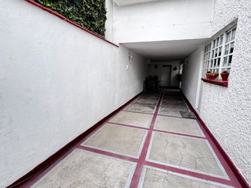 Casa Familiar en Calle Cerrada – ¡Privacidad y Conectividad!