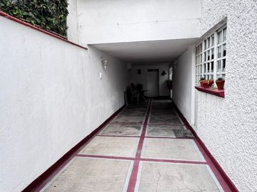 Casa Familiar en Calle Cerrada – ¡Privacidad y Conectividad!