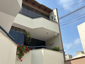 VENTA DPTO AMPLIO EN TAMBO DE MONTERRICO- SURCO