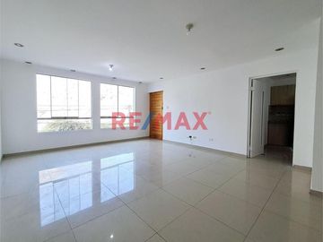 Vendo Amplio Departamento Ubicado En Mayorazgo Ate-Limite Con La Molina