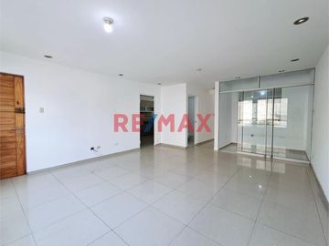Vendo Amplio Departamento Ubicado En Mayorazgo Ate-Limite Con La Molina