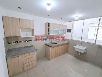 Vendo Amplio Departamento Ubicado En Mayorazgo Ate-Limite Con La Molina