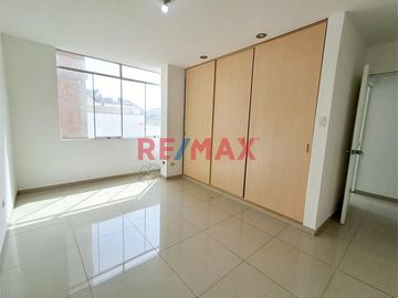 Vendo Amplio Departamento Ubicado En Mayorazgo Ate-Limite Con La Molina