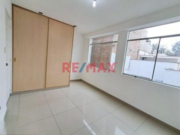 Vendo Amplio Departamento Ubicado En Mayorazgo Ate-Limite Con La Molina