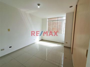 Vendo Amplio Departamento Ubicado En Mayorazgo Ate-Limite Con La Molina