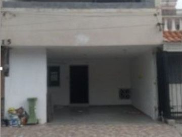 VENDO EXCELENTE CASA EN APODACA CERCA DE SAN NICOLÁS, 2 PLANTAS, 3CON BARRA DESYUNADORA, C RECÁMARAS, 2 Y MEDIO BAÑOS, COCHERA TECHAD