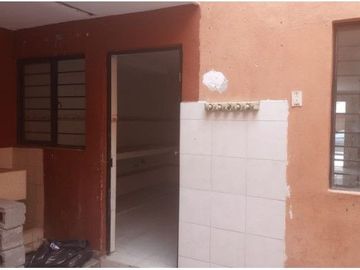 VENDO EXCELENTE CASA EN APODACA CERCA DE SAN NICOLÁS, 2 PLANTAS, 3CON BARRA DESYUNADORA, C RECÁMARAS, 2 Y MEDIO BAÑOS, COCHERA TECHAD