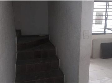 VENDO EXCELENTE CASA EN APODACA CERCA DE SAN NICOLÁS, 2 PLANTAS, 3CON BARRA DESYUNADORA, C RECÁMARAS, 2 Y MEDIO BAÑOS, COCHERA TECHAD