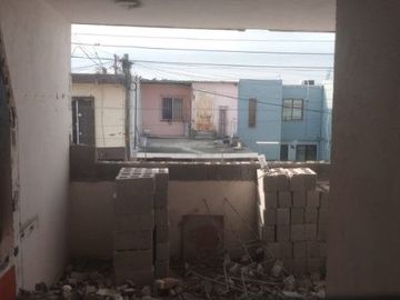 VENDO EXCELENTE CASA EN APODACA CERCA DE SAN NICOLÁS, 2 PLANTAS, 3CON BARRA DESYUNADORA, C RECÁMARAS, 2 Y MEDIO BAÑOS, COCHERA TECHAD