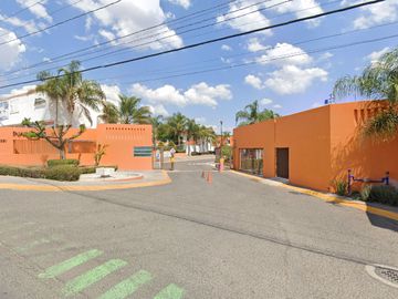 REMATE DE CASA MUY AMPLIA EN JURIQUILLA QUERETARO.