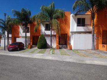 REMATE DE CASA MUY AMPLIA EN JURIQUILLA QUERETARO.