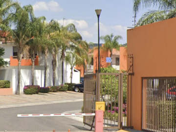 REMATE DE CASA MUY AMPLIA EN JURIQUILLA QUERETARO.