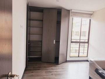 Imagina despertar cada mañana con una vista impresionante de las majestuosas montañas directamente desde tu ventana. Este espacioso apartamento en el