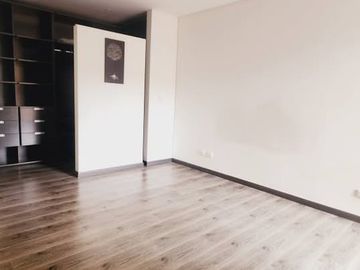 Imagina despertar cada mañana con una vista impresionante de las majestuosas montañas directamente desde tu ventana. Este espacioso apartamento en el
