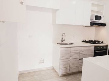 Imagina despertar cada mañana con una vista impresionante de las majestuosas montañas directamente desde tu ventana. Este espacioso apartamento en el