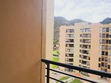 Imagina despertar cada mañana con una vista impresionante de las majestuosas montañas directamente desde tu ventana. Este espacioso apartamento en el
