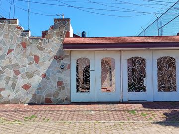 Edificio de tres pisos uso comercial y habitacional en venta en la colonia Nuevo México, Zapopan, Jalisco