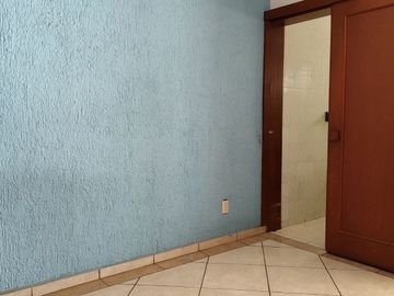 Edificio de tres pisos uso comercial y habitacional en venta en la colonia Nuevo México, Zapopan, Jalisco