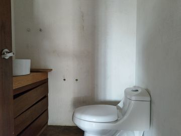 Edificio de tres pisos uso comercial y habitacional en venta en la colonia Nuevo México, Zapopan, Jalisco