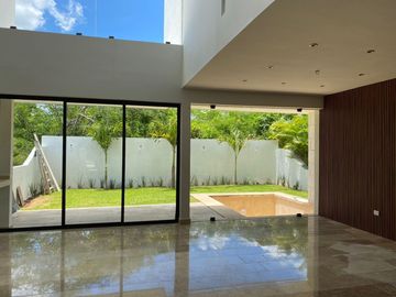 Moderna Casa en venta en zona Yucatán Country club, Mérida