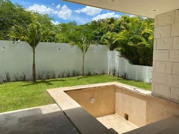 Moderna Casa en venta en zona Yucatán Country club, Mérida
