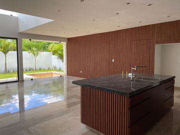 Moderna Casa en venta en zona Yucatán Country club, Mérida