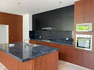 Moderna Casa en venta en zona Yucatán Country club, Mérida
