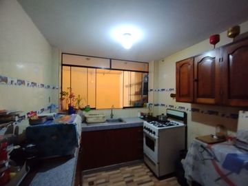 EN VENTA DEPARTAMENTO EN PRIMER PISO/ 01 COCHERA/ 02 DORMITORIOS EN LOS OLIVOS