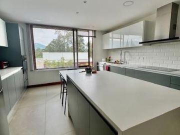 Casa en Venta con Ascensor, Doble Seguridad y 4 Dormitorios, Piscina. La Viña Alta