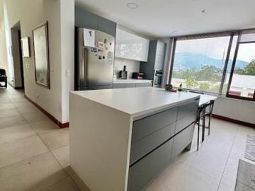 Casa en Venta con Ascensor, Doble Seguridad y 4 Dormitorios, Piscina. La Viña Alta