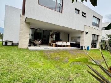 Casa en Venta con Ascensor, Doble Seguridad y 4 Dormitorios, Piscina. La Viña Alta