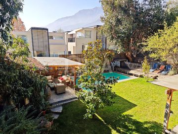 CASA 7 HABITACIONES/5 BAÑOS, ÁREAS VERDES Y GRAN VISTA A TODO SANTIAGO