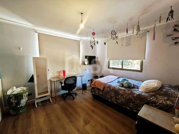 CASA 7 HABITACIONES/5 BAÑOS, ÁREAS VERDES Y GRAN VISTA A TODO SANTIAGO