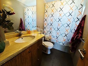 CASA 7 HABITACIONES/5 BAÑOS, ÁREAS VERDES Y GRAN VISTA A TODO SANTIAGO