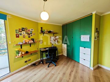CASA 7 HABITACIONES/5 BAÑOS, ÁREAS VERDES Y GRAN VISTA A TODO SANTIAGO