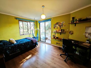 CASA 7 HABITACIONES/5 BAÑOS, ÁREAS VERDES Y GRAN VISTA A TODO SANTIAGO