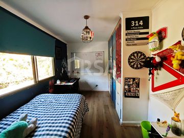 CASA 7 HABITACIONES/5 BAÑOS, ÁREAS VERDES Y GRAN VISTA A TODO SANTIAGO