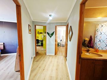 CASA 7 HABITACIONES/5 BAÑOS, ÁREAS VERDES Y GRAN VISTA A TODO SANTIAGO
