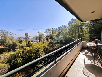 CASA 7 HABITACIONES/5 BAÑOS, ÁREAS VERDES Y GRAN VISTA A TODO SANTIAGO
